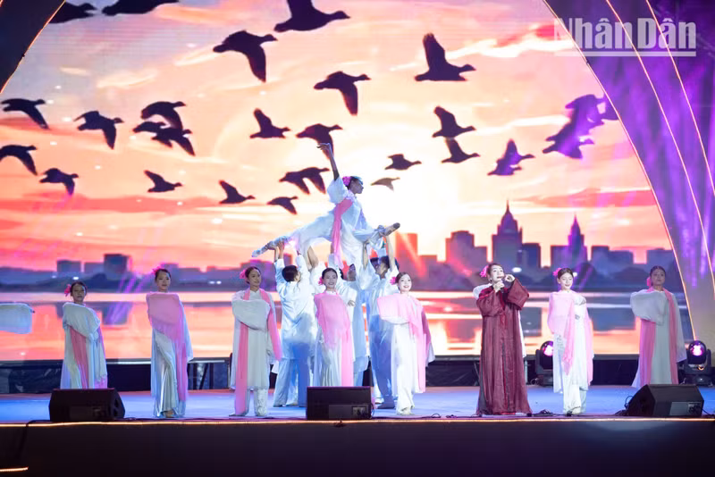 The festival serves as a bridge, bringing the image of a friendly and attractive Ha Noi closer to international friends.