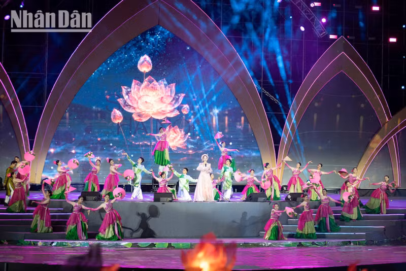 The 2026 Ha Noi Lotus Festival takes place as the city is concentrating resources on developing the West Lake area into a high-quality centre for culture, tourism and services. Positioned as a highlight of this summer’s tourism season, the event aims to enhance the appeal of the Capital as a destination for international visitors.