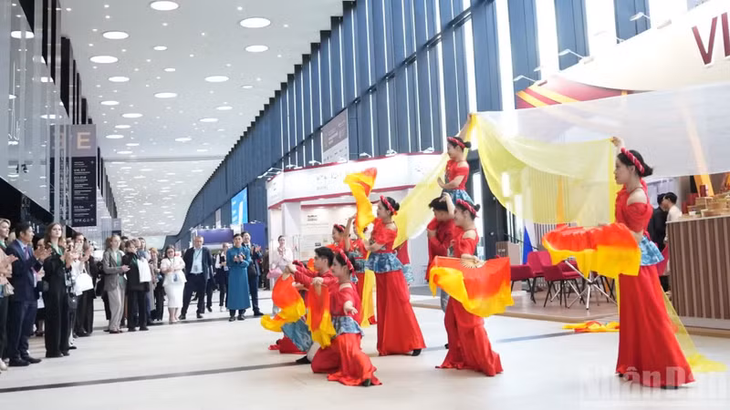 Artistic performance at the Viet Nam Exhibition. (Photo: THANH THE)