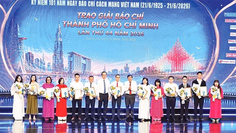 Photo: Awards presented to winners in the interview, reportage, and news coverage category at the 44th Ho Chi Minh City Press Awards. (Photo: MANH HAO)