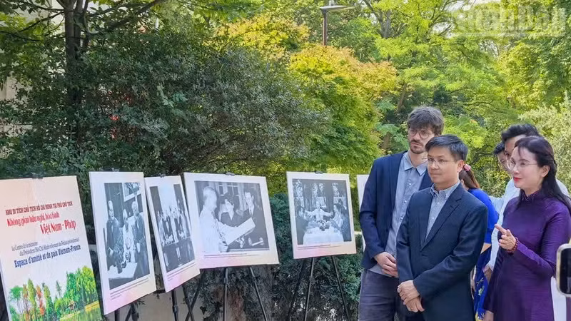 Le Thi Phuong, Director of the Ho Chi Minh Relic Site at the Presidential Palace, introduces representative photographs of the life and career of President Ho Chi Minh and the Ho Chi Minh Relic Site at the Presidential Palace to Thomas Le Goff (left), Director of the Museum of Living History.