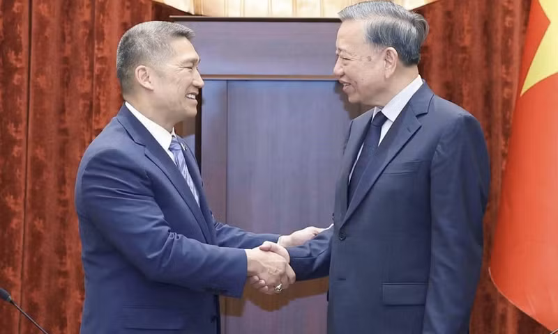 General Secretary of the Communist Party of Viet Nam Central Committee and State President To Lam (R) meets with Acting US Secretary of the Navy Hung Cao in Ha Noi on June 22. (Photo: VNA)