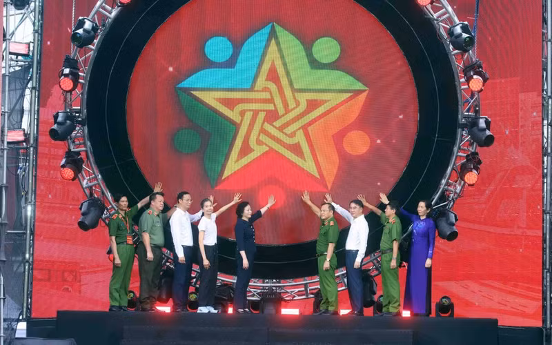 United in determination to build drug-free communes, wards and special zones.
