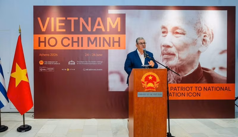 Dimitris Koutsoumpas, General Secretary of the Communist Party of Greece, speaks at the event. (Photo: Embassy of Viet Nam in Greece)