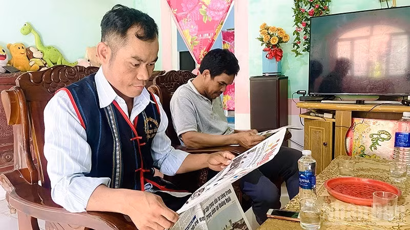 The press accompanies ethnic minority communities in remote and mountainous areas.