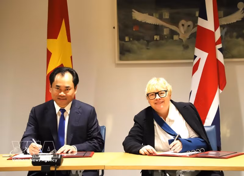Vietnamese Minister of Agriculture and Environment Trinh Viet Hung (L) and UK Secretary of State for Environment, Food and Rural Affairs Angela Eagle sign a Memorandum of Understanding on cooperation in agriculture, environment, climate change adaptation and sustainable development. (Photo: VNA)