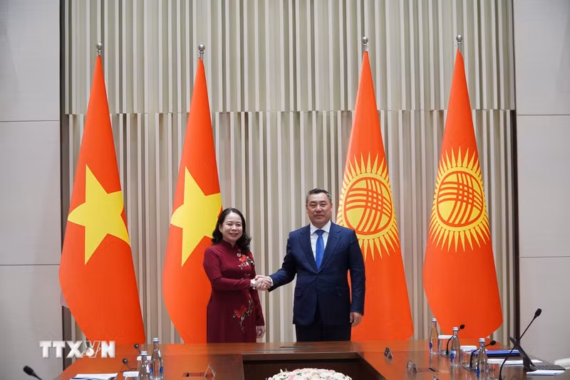 President of Kyrgyzstan Sadyr Japarov (R) on August 31 welcomes Vice President of Vietnam Vo Thi Anh Xuan. (Photo: VNA)