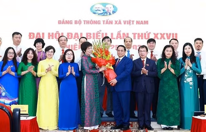 Prime Minister Pham Minh Chinh presents flowers to members of the Party Committee in the 27th tenure (Photo: VNA)