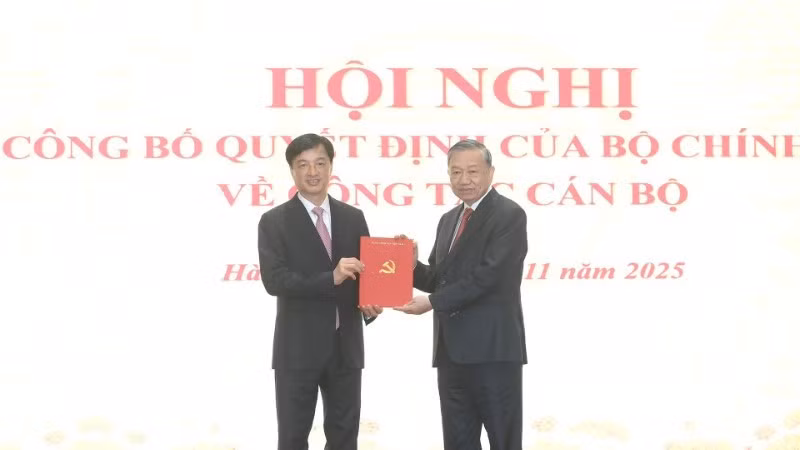 General Secretary of the Communist Party of Viet Nam Central Committee To Lam (R) presents the Politburo's decision to Nguyen Duy Ngoc. (Photo: NDO)