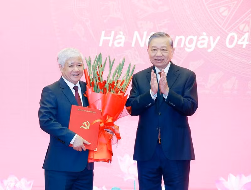 Party General Secretary To Lam (R) presents the appointment decision to Do Van Chien (Photo: VNA)