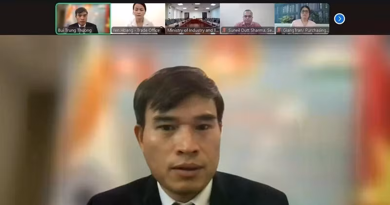Bui Trung Thuong, Trade Counsellor at the Vietnamese Embassy in India, at the online seminar on June 25. (Photo: VNA)