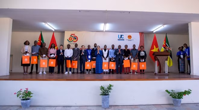The Vietnamese Embassy in collaboration with Movitel present 30 gift packages to outstanding students of the Joaquim Chissano University. (Photo: VNA)