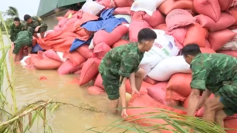 Deputy Prime Minister Ho Quoc Dung signed Official Dispatch No. 57/CD-TTg, requiring proactive response to the tropical depression and rapid recovery from the aftermath of heavy rains and floods. (Photo: Nhandan.vn)