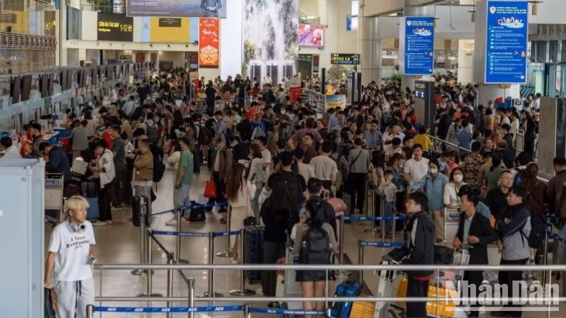 Passengers completing check-in procedures at Noi Bai International Airport. (Photo: PHAN CONG)
