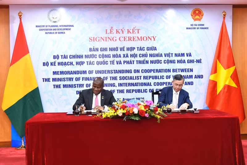 Minister of Finance Ngo Van Tuan (R) and Guinean Minister of Planning, International Cooperation and Development Ismaël NaBé signed a Memorandum of Understanding (MOU) on cooperation between the two ministries in Ha Noi on August 20. (Photo published by VNA)