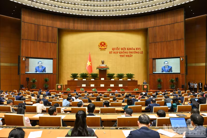 A plenary discussion of the 16th National Assembly's first extraordinary session (Photo: NDO)