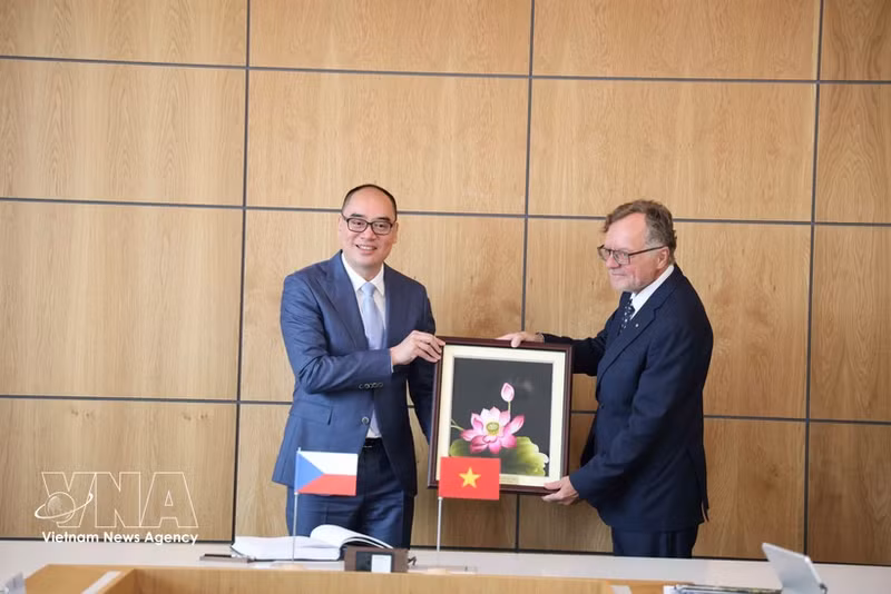 Deputy State Auditor General of the State Audit Office of Viet Nam Bui Quoc Dung (L) presents a souvenir to President of the Supreme Audit Office of the Czech Republic Miloslav Kala at the meeting in Prague on August 20. (Photo: VNA)
