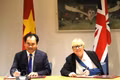 Vietnamese Minister of Agriculture and Environment Trinh Viet Hung (L) and UK Secretary of State for Environment, Food and Rural Affairs Angela Eagle sign a Memorandum of Understanding on cooperation in agriculture, environment, climate change adaptation and sustainable development. (Photo: VNA)