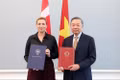 General Secretary of the Communist Party of Viet Nam Central Committee and President To Lam (right) and Prime Minister of Denmark Mette Frederiksen show the joint statement on the establishment of the Comprehensive Strategic Partnership at their talks in Copenhagen on October 20, 2026. (Photo: VNA)