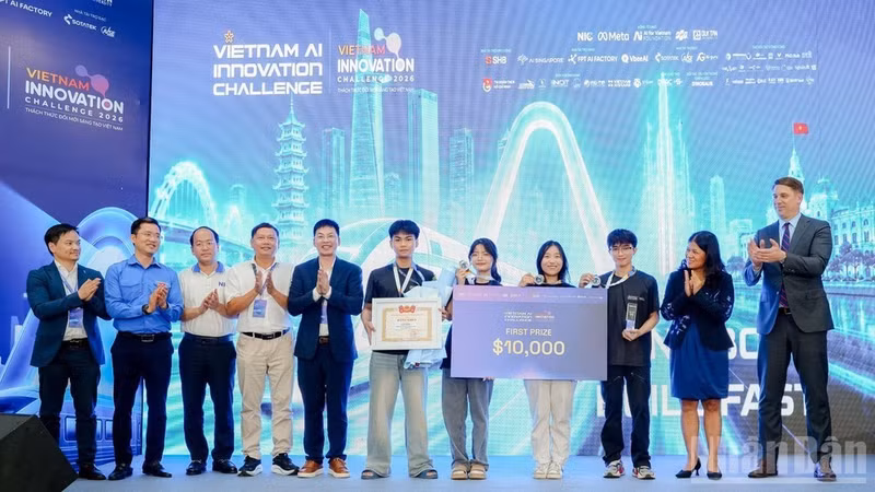 Team L GPT 6.7 awarded first prize of 10,000 USD at the AI Innovation Challenge 2026 ceremony.