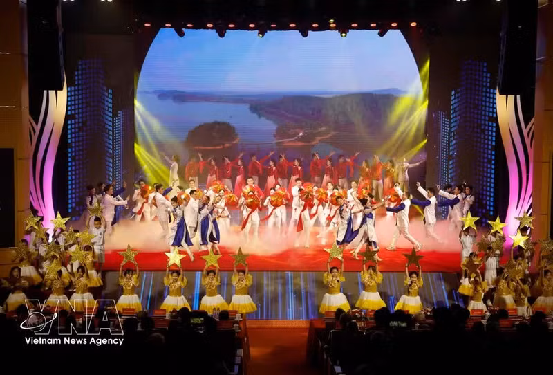 A performance staged at the ceremony marking the 120th birth anniversary of late Party General Secretary Ha Huy Tap on April 21, 2026. (Photo: VNA)