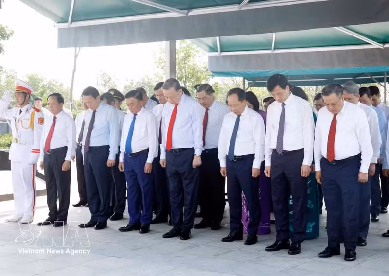The delegation pays tribute to late Party General Secretary Ha Huy Tap at the memorial complex dedicated to him (Photo: VNA)