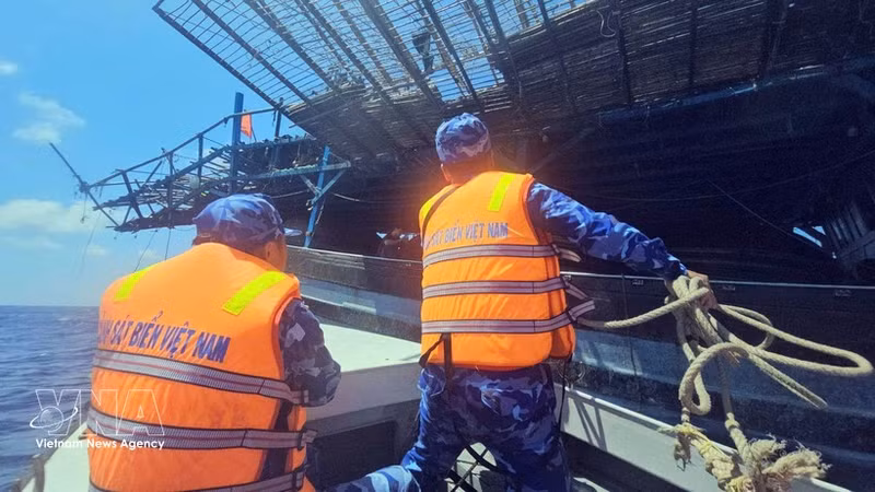 Officers and soldiers aboard Ship 314 approach the distressed fishing vessel QNa 91117 TS (Photo: VNA)