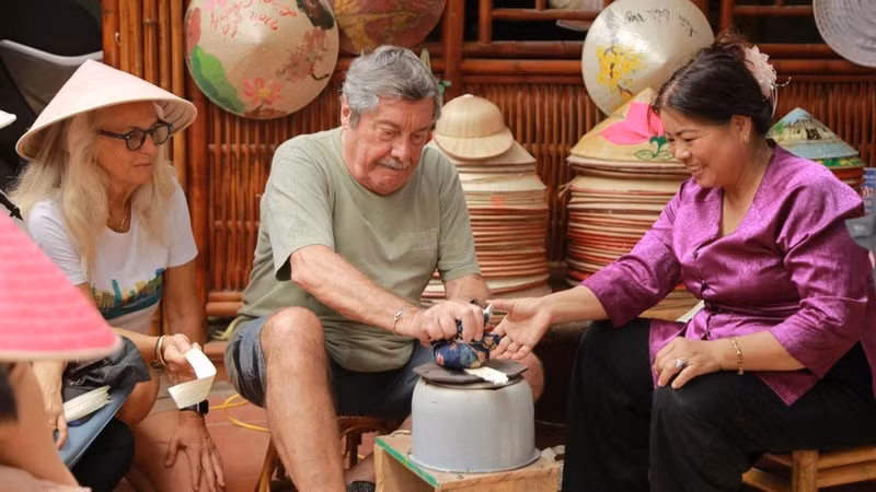 The number of international tourist arrivals to Viet Nam climbs nearly 15% in the first half of 2026. (Photo: VNA)
