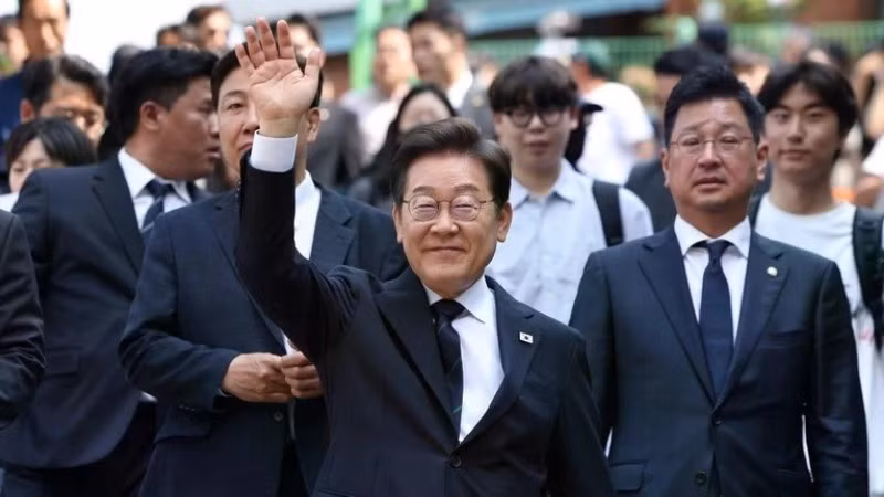 Lee Jae-myung (C), the presidential candidate of the liberal Democratic Party, waves after casting an early vote at a polling station in Seoul's Seodaemun Ward on May 29, 2025, for the June 3 presidential election. (Photo: Yonhap/VNA)