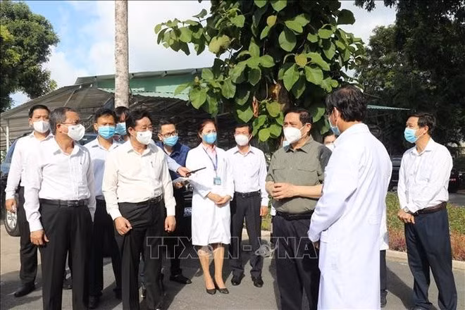 On the morning of June 27, 2021, a government delegation led by Prime Minister Pham Minh Chinh conducts an inspection of the COVID-19 prevention and treatment work at Binh Duong General Hospital. (Photo: VNA)
