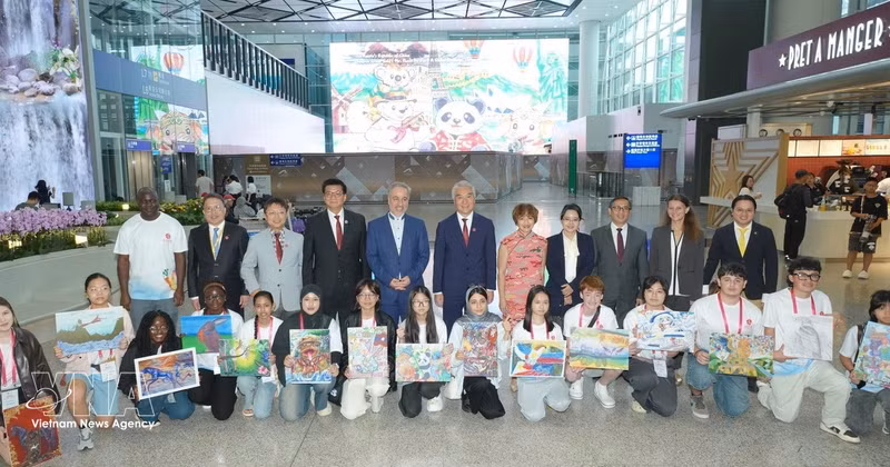 Hoang Ngoc Han (front row, second from left) poses with other prize winners. (Photo: VNA)