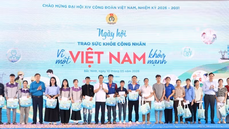 Gifts presented to workers at the programme