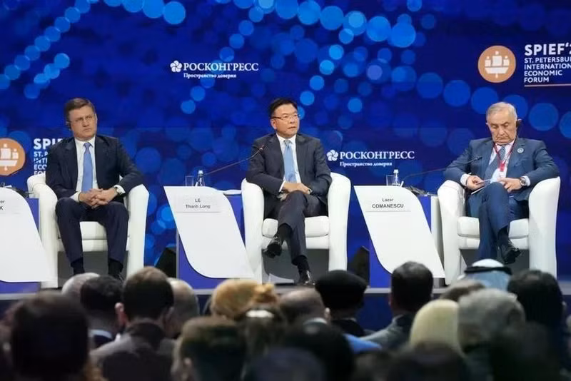 Deputy Prime Minister Le Thanh Long (C) speaks at the opening session of the 28th St. Petersburg International Economic Forum (SPIEFT) on June 19, 2025. (Photo: VNA)