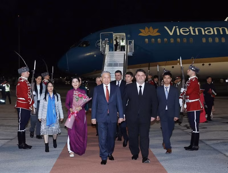A welcome ceremony at the airport (Photo: VNA)