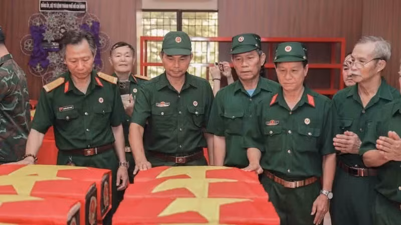 Veterans pay tribute to their fallen comrades recovered from Le Thi Rieng Park in Ho Chi Minh City. (Photo: VNA)