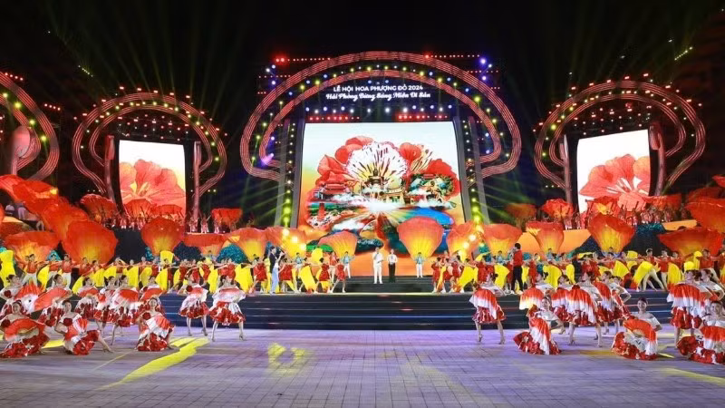 The Hoa Phuong Do (Red Flamboyant Flower) Festival creates a vibrant cultural space, contributing to distinctive cultural products for Hai Phong city (Photo: QUANG DUNG).