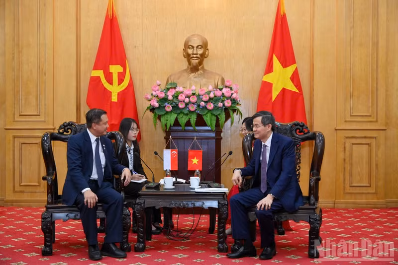 Politburo member and President of the Ho Chi Minh National Academy of Politics Doan Minh Huan (R) and Lee Hong Chuang, Member of Parliament from Singapore’s People’s Action Party, at their meeting in Ha Noi on June 9. (Photo: NDO)