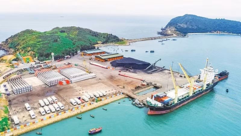 Beyond freight transportation, Hon La port is able to welcome international cruise ships, opening opportunities for maritime tourism and contributing to local sustainable growth.
