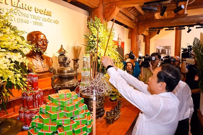 NA Chairman Tran Thanh Man offers incense at the memorial site. (Photo: VNA)