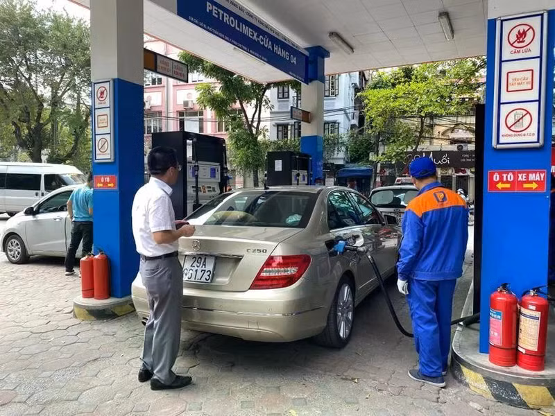 At a Petrolimex fuel station in Ha Noi. (Photo: VNA) 