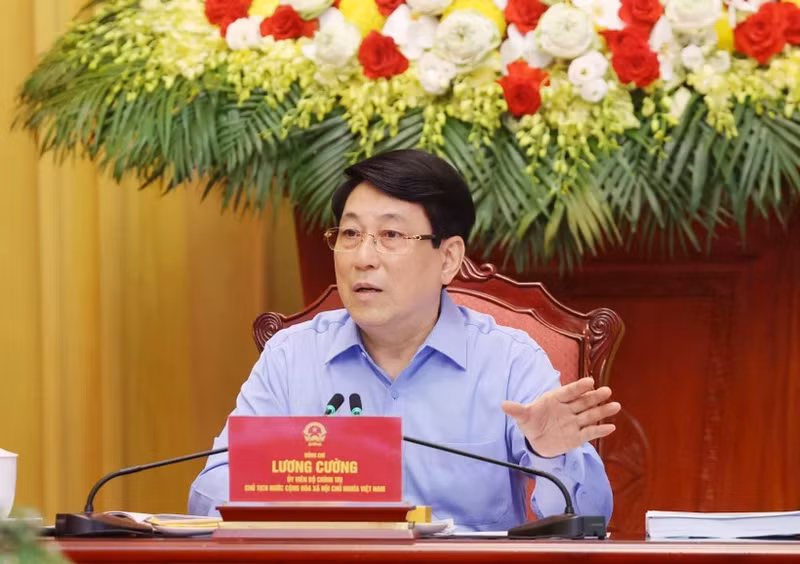 State President Luong Cuong chairs a meeting with the Quang Ninh provincial Party Committee to review the implementation of the Resolution of the 13th Party Central Committee's 11th meeting and the ongoing preparations in terms of documents and personnel arrangements for the upcoming provincial Party Congress. (Photo: VNA)
