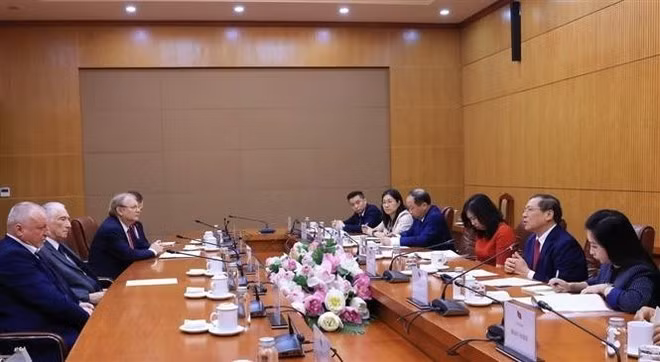 Member of the Communist Party of Viet Nam (CPV) Central Committee and deputy head of its the Commission for Information, Education and Mass Mobilisation Lai Xuan Mon holds talks with Hungarian Socialist Party President Komjáthi Imre. (Photo: VNA)
