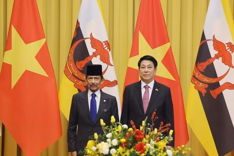 State President Luong Cuong (right) and Brunei Darussalam’s Sultan Haji Hassanal Bolkiah pose for a photo ahead of their talks. (Photo: VNA)