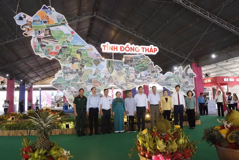 Leaders and guests attend an exhibition celebrating the inaugural Provincial Party Congress of Dong Thap Province for the 2025–2030 term (Photo: Anh Nguyet).