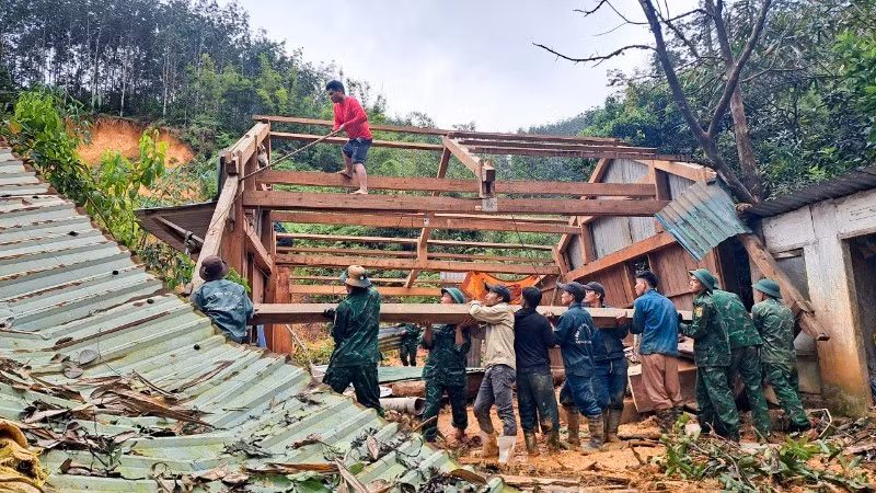 Border soldiers relocate a house in flood-prone A Vuong Commune to safer ground.