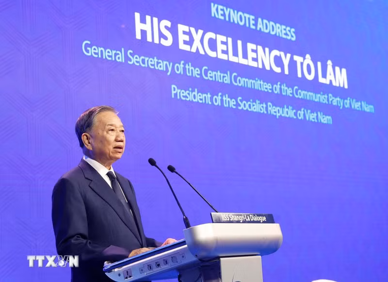 General Secretary of the Central Committee of the Communist Party of Viet Nam and President of the Socialist Republic of Viet Nam To Lam delivers a keynote address at the opening of the 23rd Shangri-La Dialogue in Singapore on May 29. (Photo: VNA)