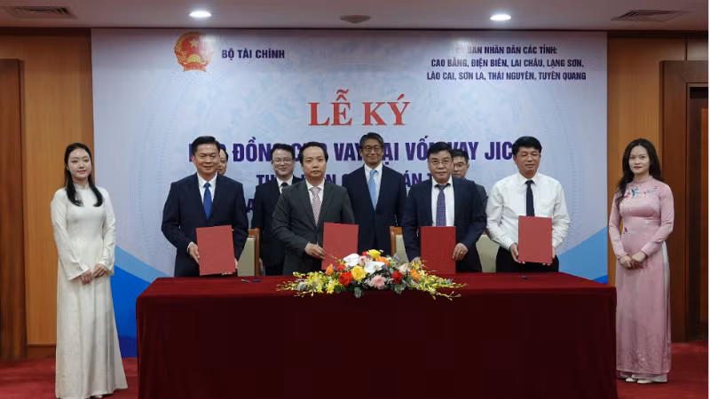At the signing ceremony on June 12. (Photo: NDO)