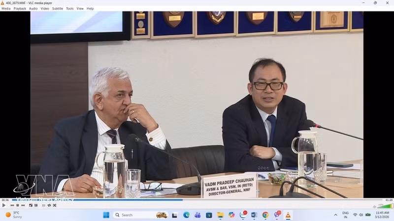 Do Thanh Hai (right), Deputy Director-General of the East Sea Institute under the Diplomatic Academy of Viet Nam, speaks at the dialogue. (Photo: VNA)