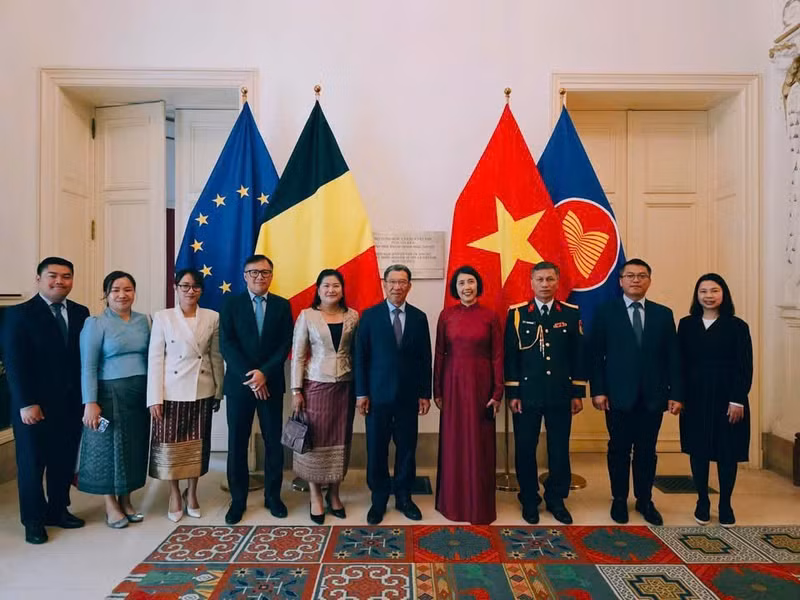 Officials from the Embassies of Laos and Viet Nam gather for a group photograph. (Photo: Vietnamese Embassy in Belgium)