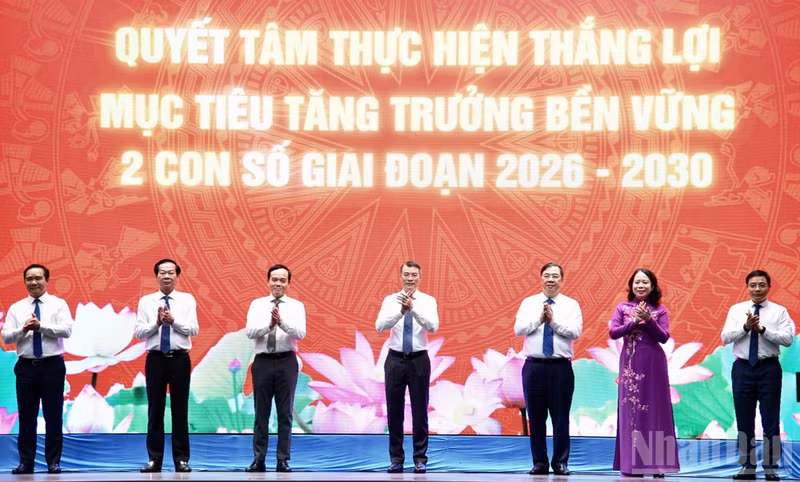 Prime Minister Le Minh Hung (C) and delegates launch the emulation movement aimed at achieving sustainable double-digit growth in the 2026–2030 period. (Photo: NDO)